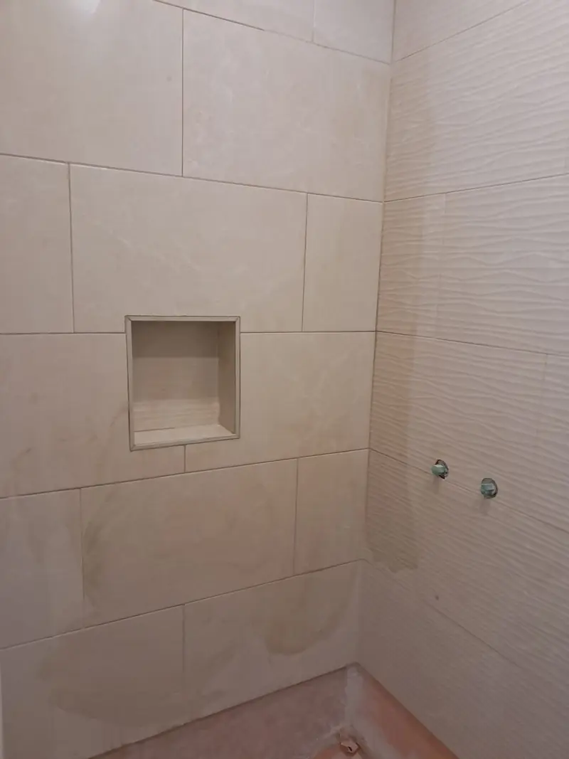 Ducha alicatada con hornacina