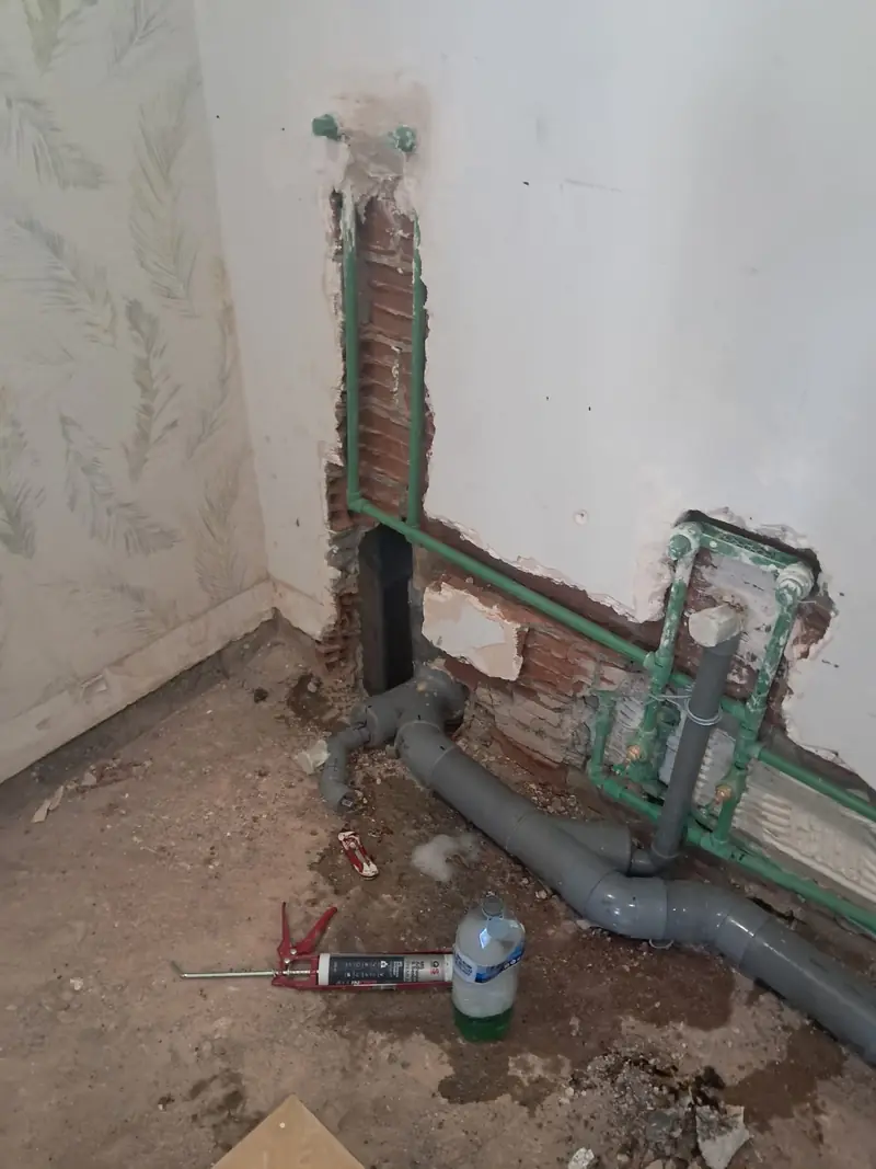 Tuberías nuevas de fontanería durante la reforma de un baño