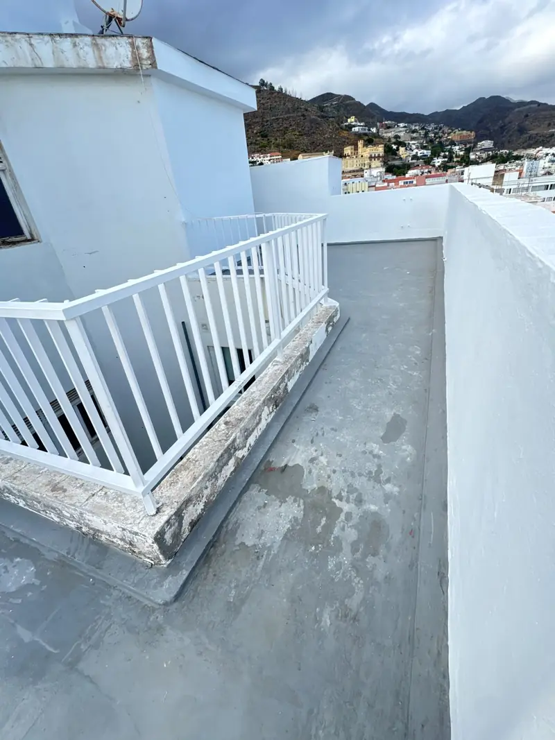 Balcón de azotea impermeabilizado en gris
